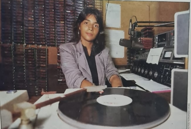 Dina RACHID no estúdio de rádio, diante da mesa de som e do toca-discos