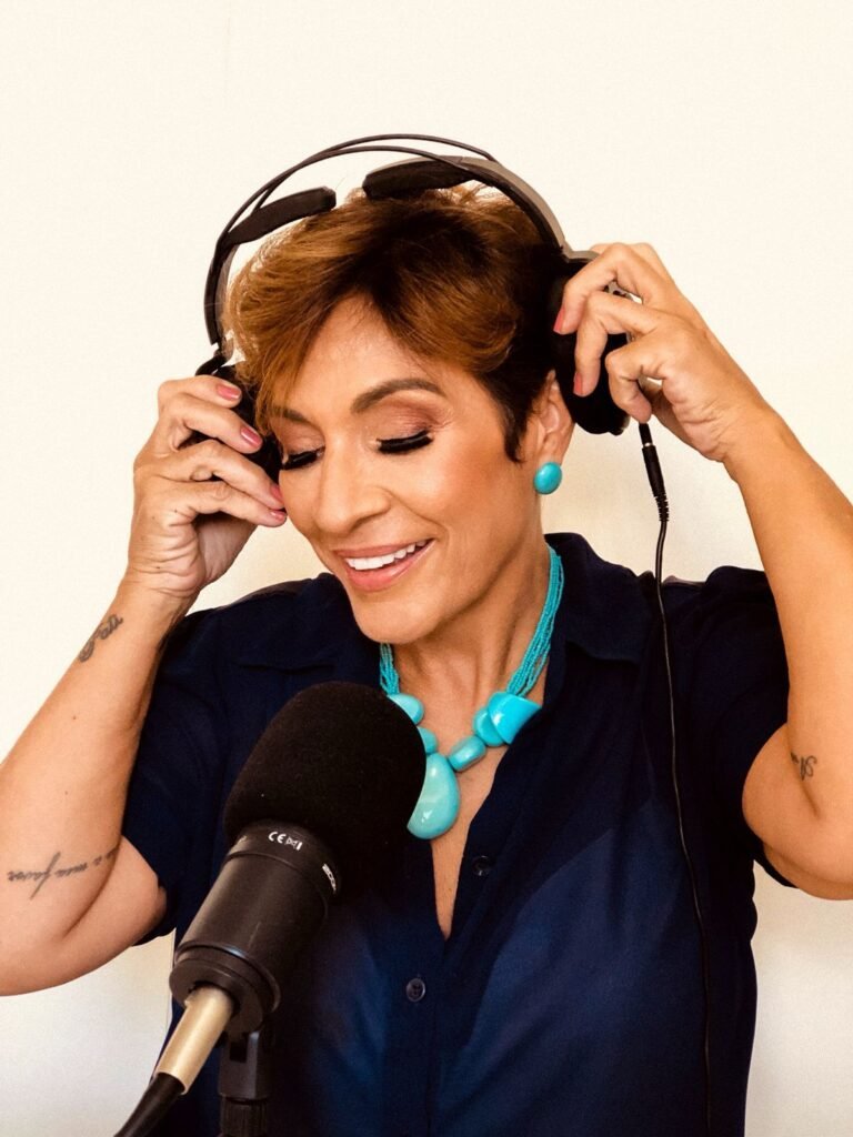 Dina RACHID com fones e microfone no estúdio